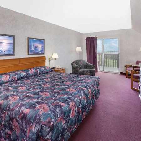Super 8 By Wyndham St. Ignace Hotel Екстериор снимка