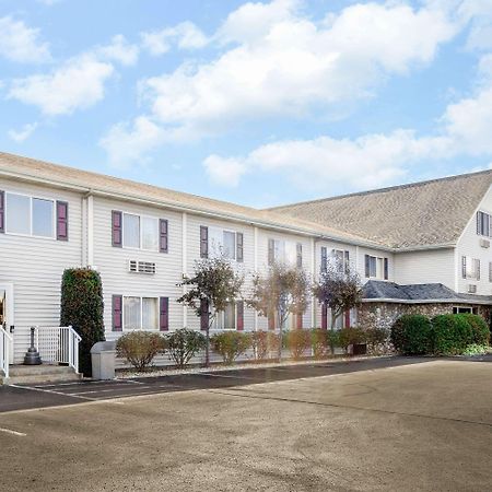 Super 8 By Wyndham St. Ignace Hotel Екстериор снимка