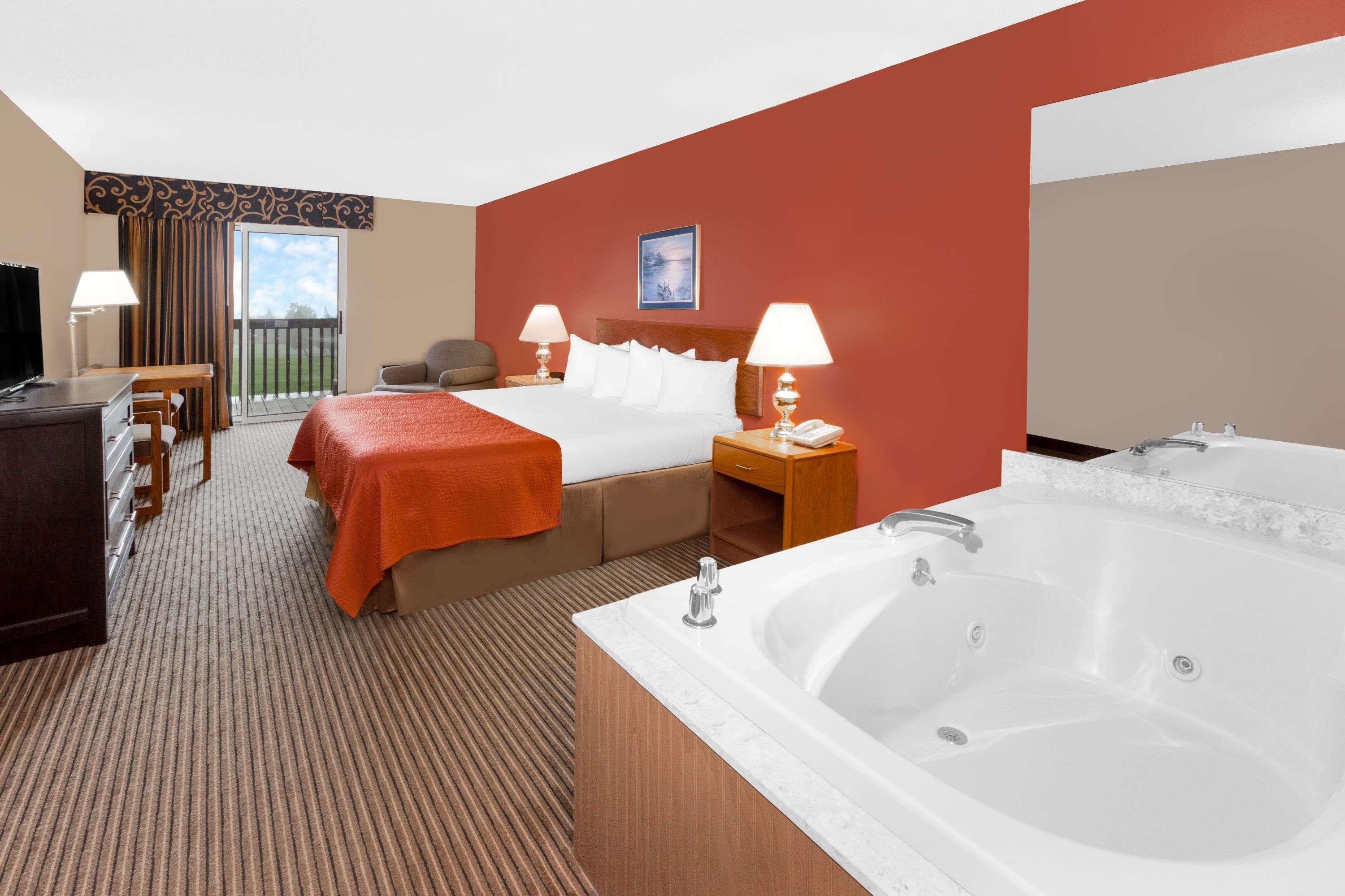 Super 8 By Wyndham St. Ignace Hotel Екстериор снимка