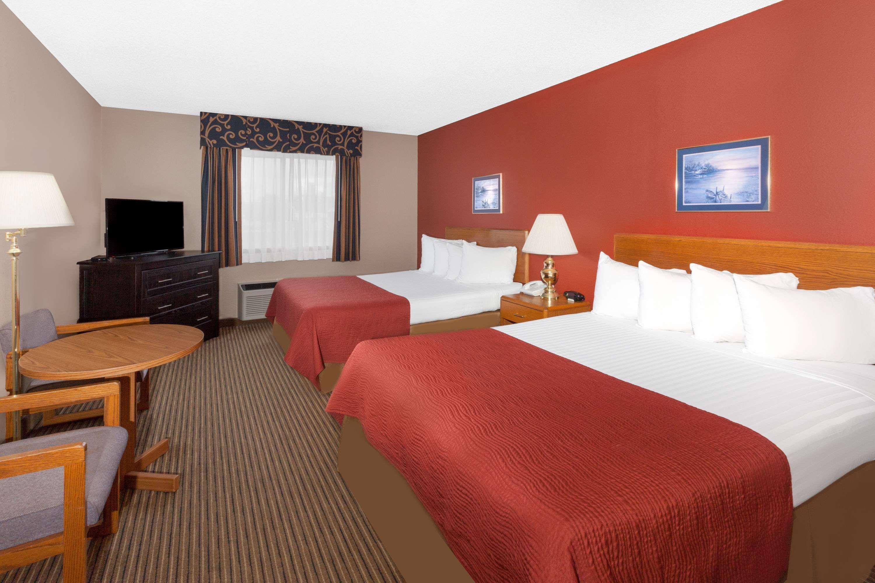 Super 8 By Wyndham St. Ignace Hotel Екстериор снимка