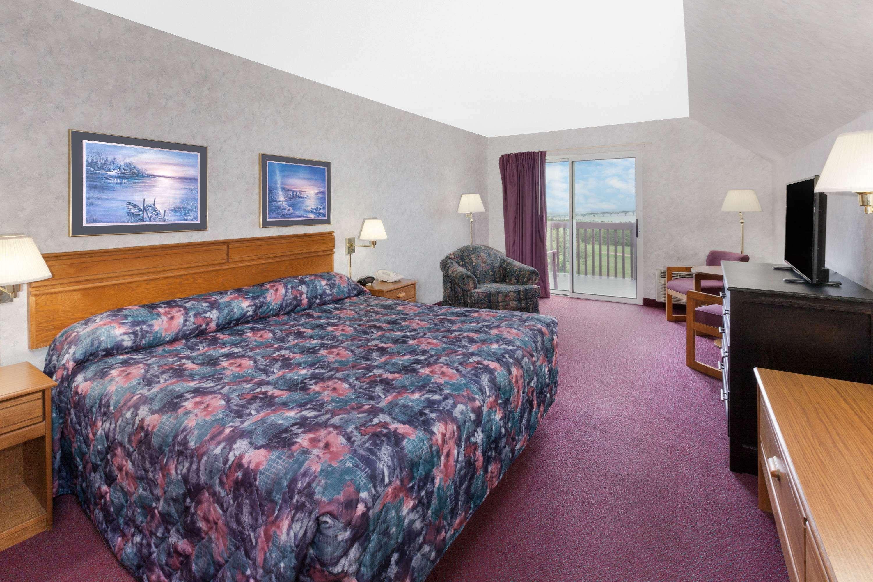 Super 8 By Wyndham St. Ignace Hotel Екстериор снимка