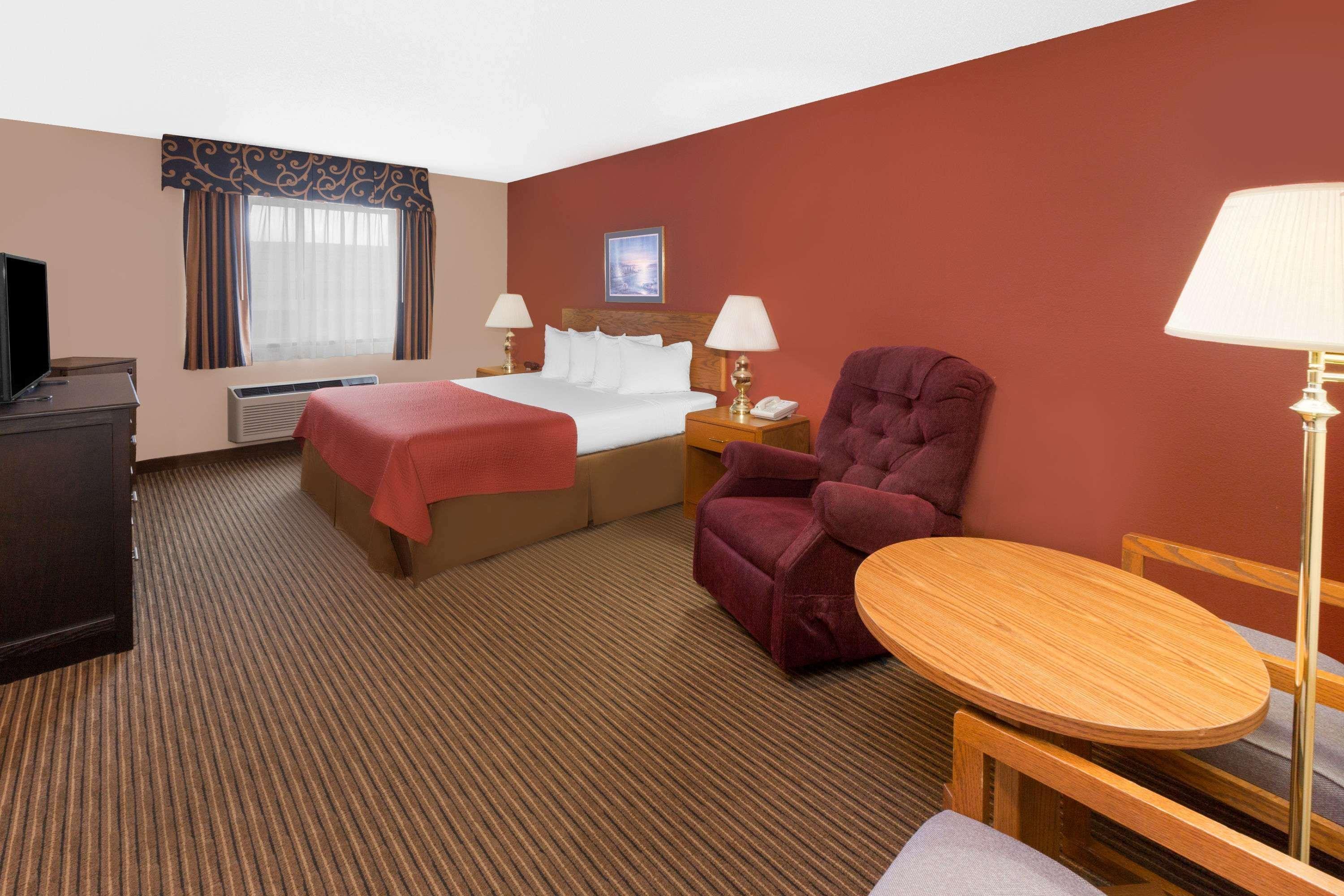 Super 8 By Wyndham St. Ignace Hotel Екстериор снимка