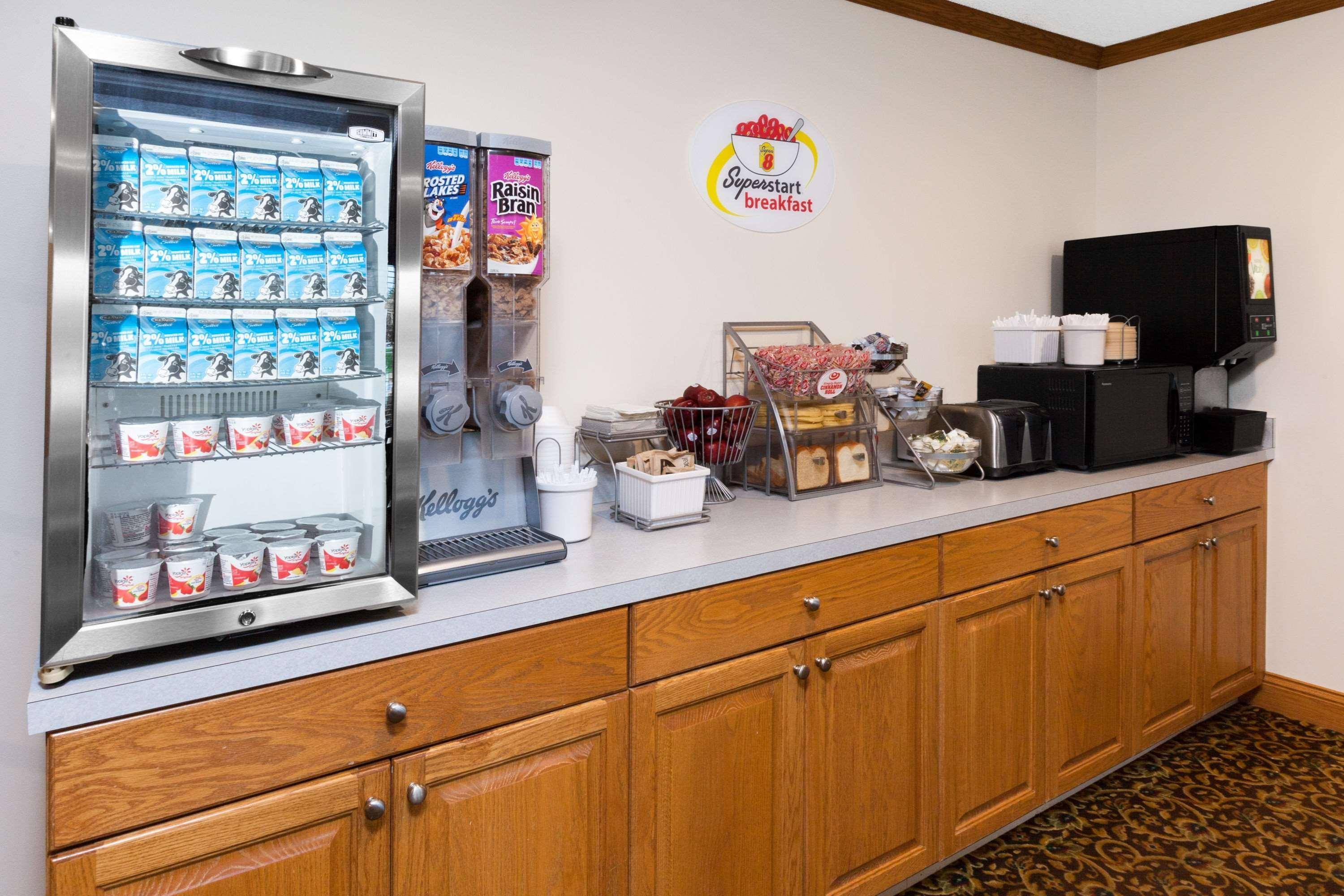 Super 8 By Wyndham St. Ignace Hotel Екстериор снимка