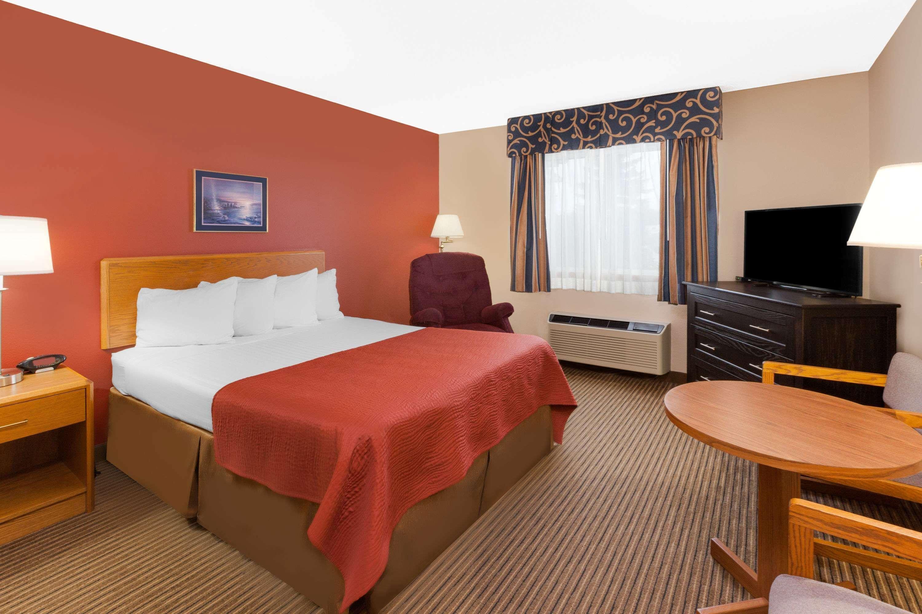Super 8 By Wyndham St. Ignace Hotel Екстериор снимка