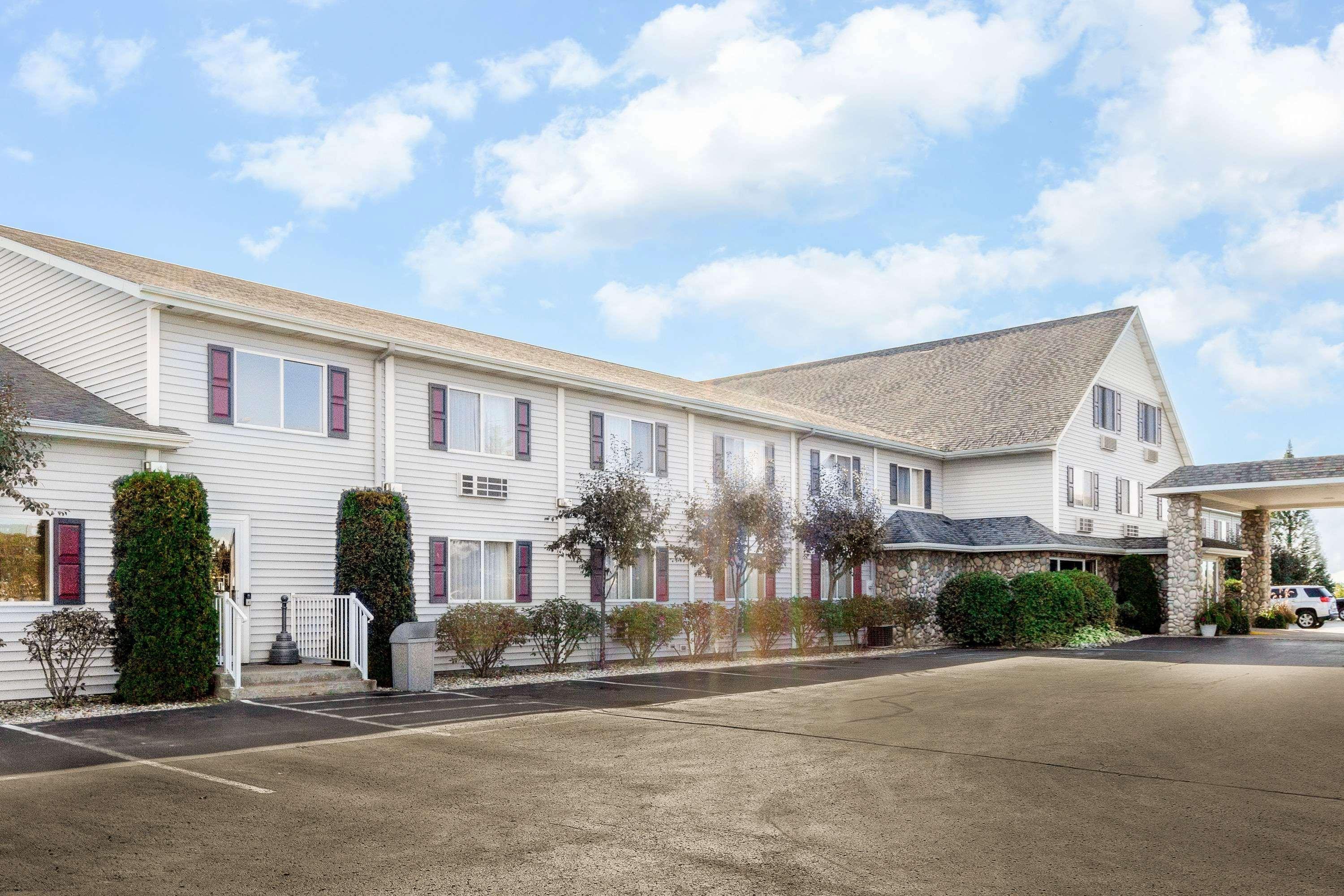 Super 8 By Wyndham St. Ignace Hotel Екстериор снимка