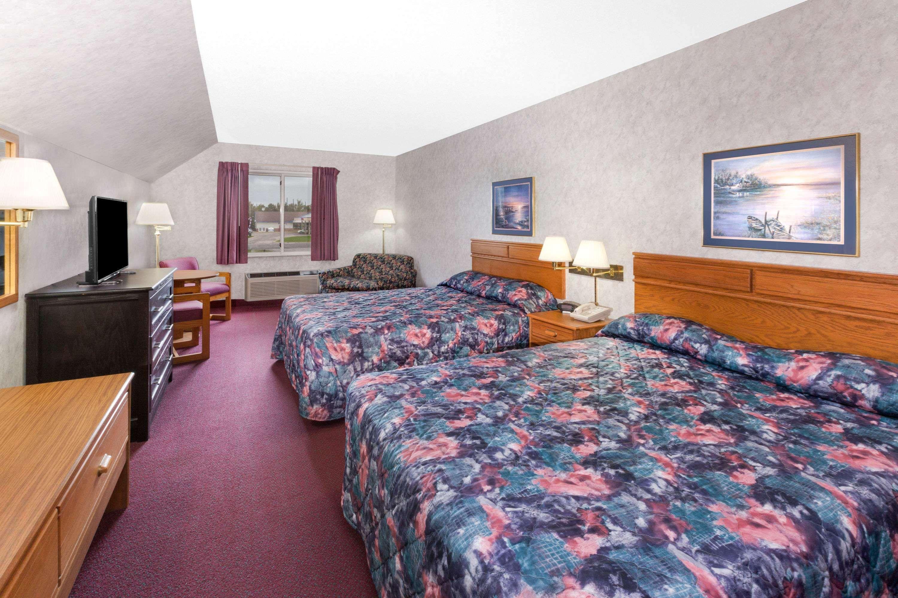 Super 8 By Wyndham St. Ignace Hotel Екстериор снимка