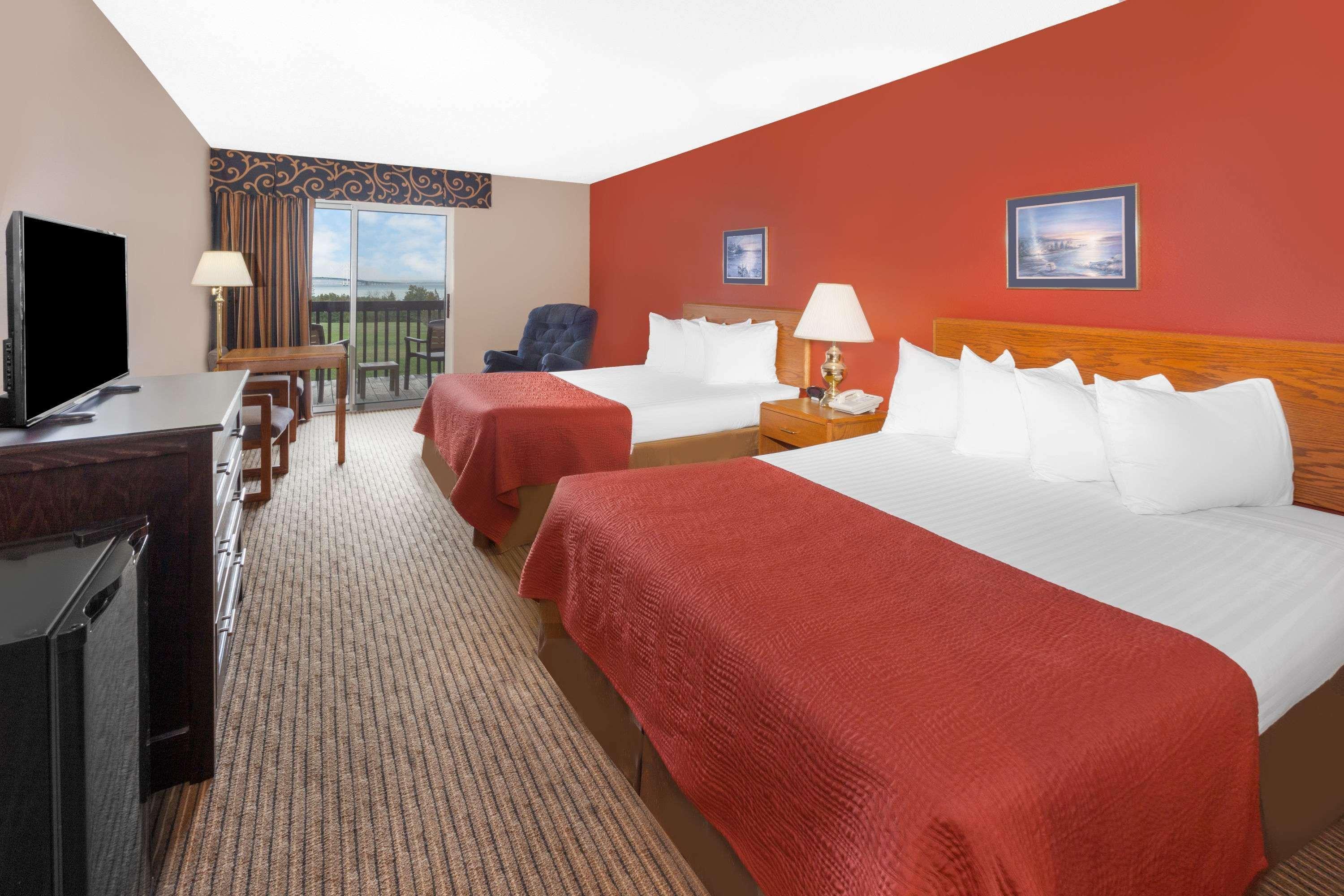 Super 8 By Wyndham St. Ignace Hotel Екстериор снимка