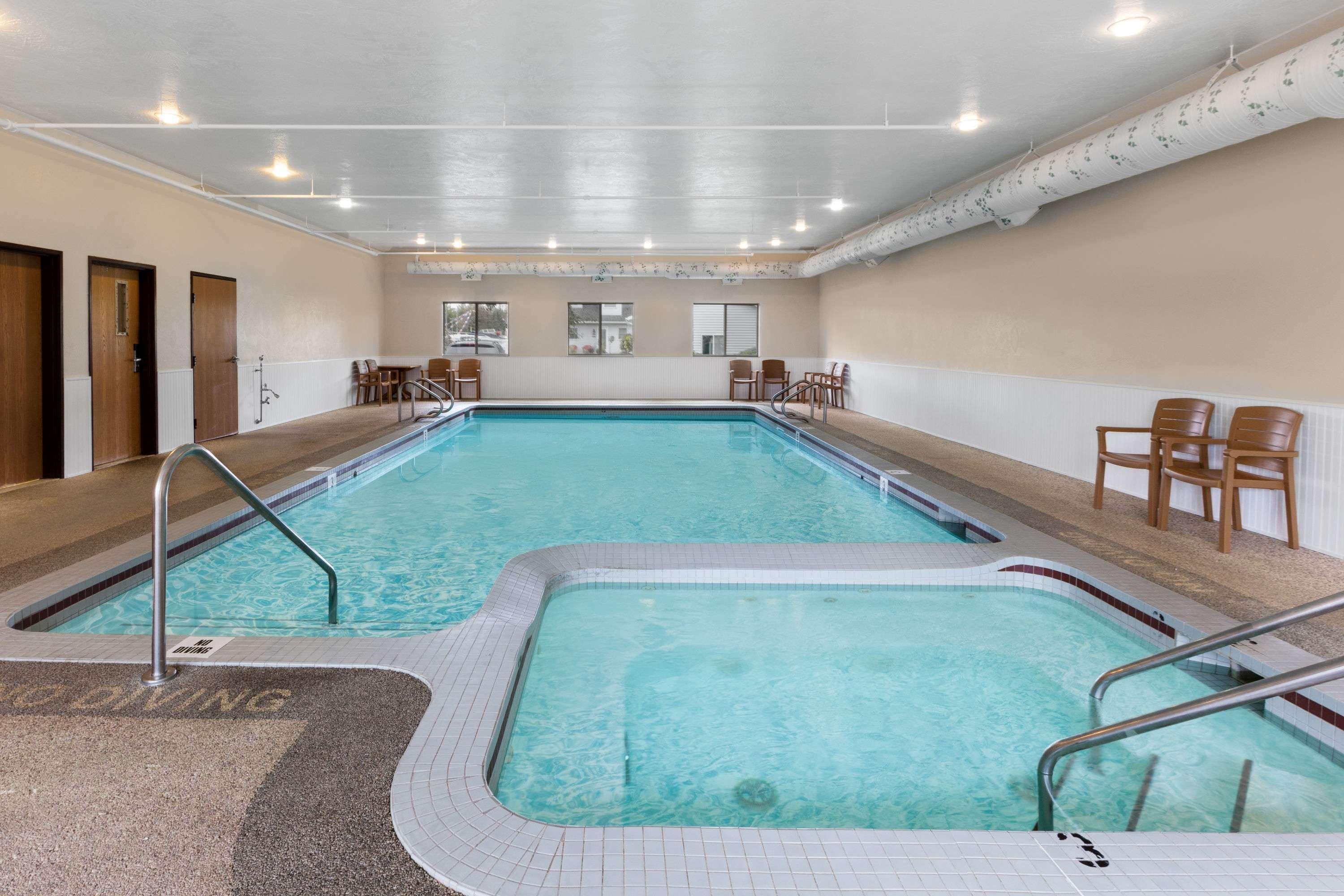 Super 8 By Wyndham St. Ignace Hotel Екстериор снимка
