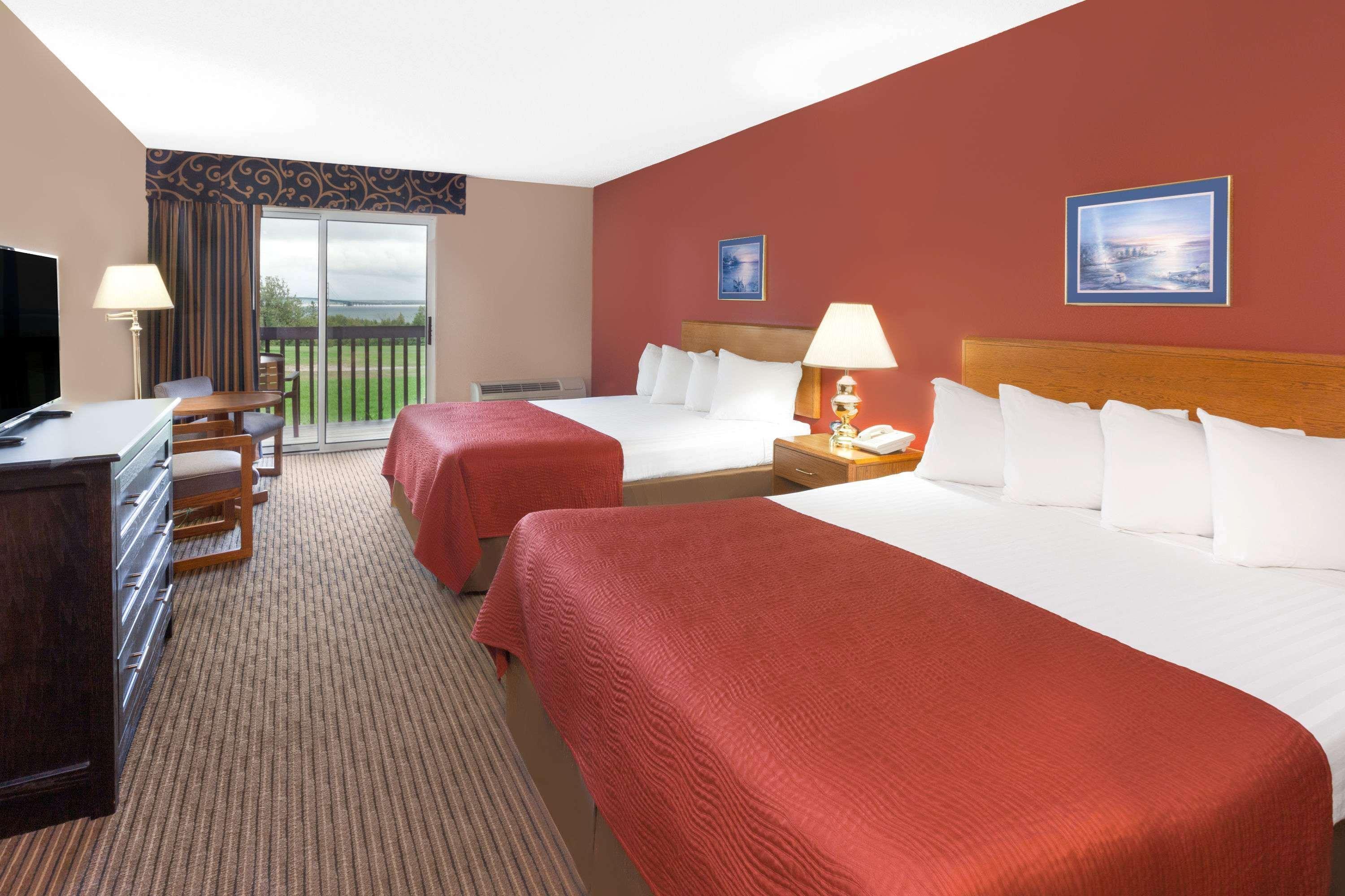 Super 8 By Wyndham St. Ignace Hotel Екстериор снимка
