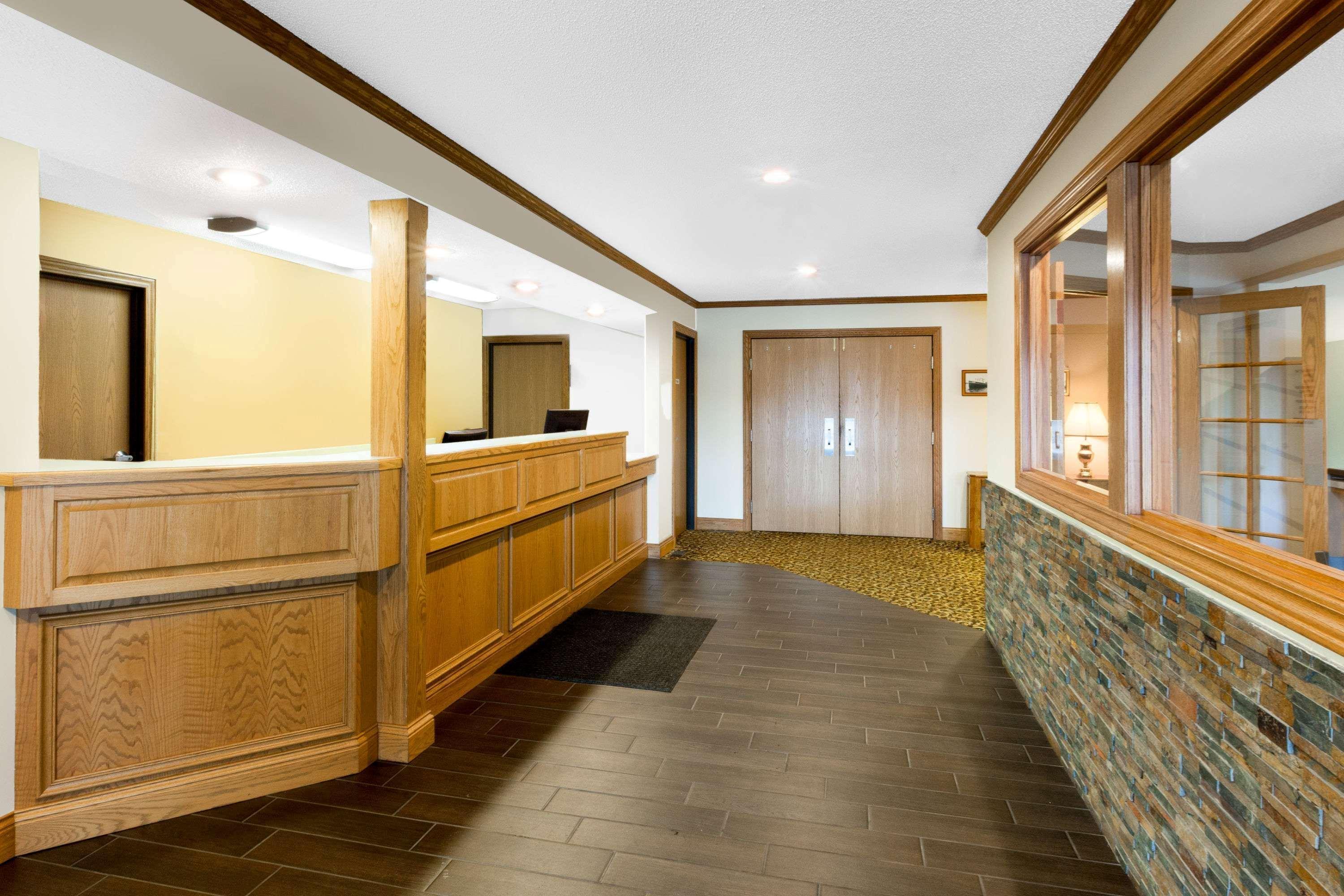 Super 8 By Wyndham St. Ignace Hotel Екстериор снимка