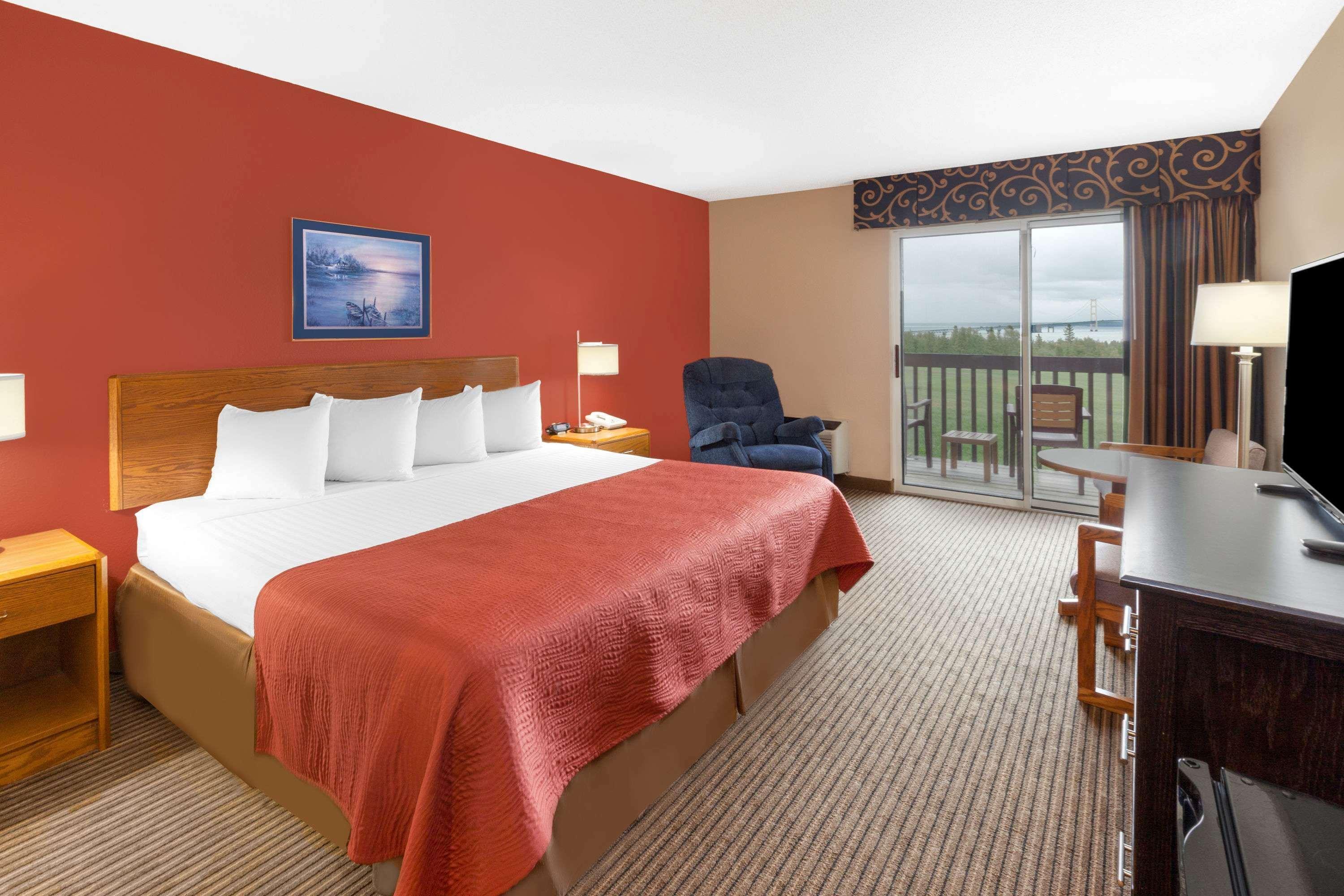 Super 8 By Wyndham St. Ignace Hotel Екстериор снимка