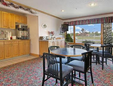 Super 8 By Wyndham St. Ignace Hotel Екстериор снимка