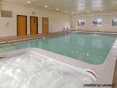 Super 8 By Wyndham St. Ignace Hotel Екстериор снимка