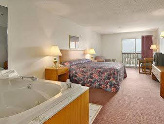Super 8 By Wyndham St. Ignace Hotel Екстериор снимка