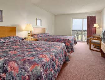 Super 8 By Wyndham St. Ignace Hotel Екстериор снимка